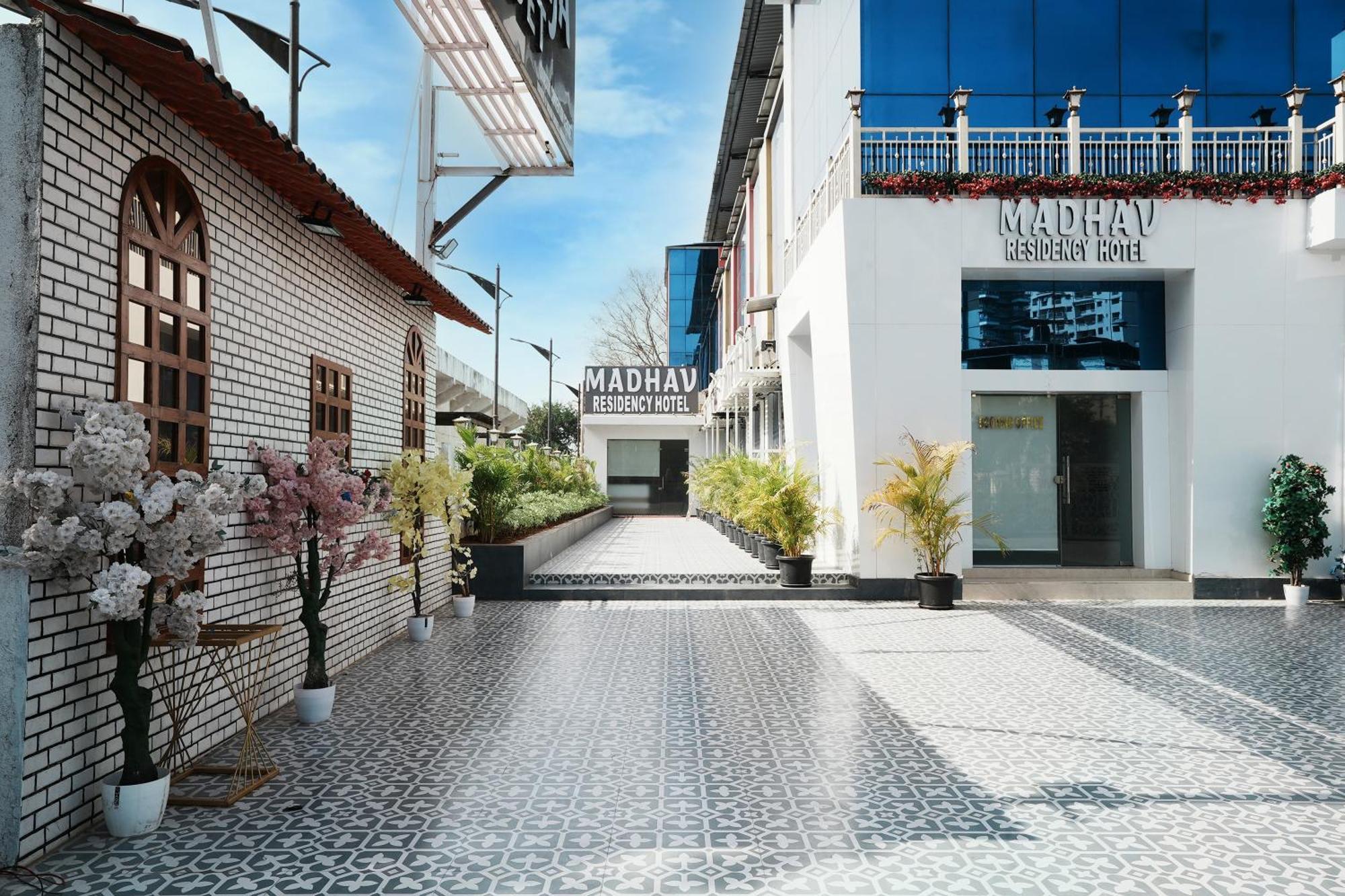 Madhav Residency Hotel & Banquet, Kalyan, Mumbai Extérieur photo